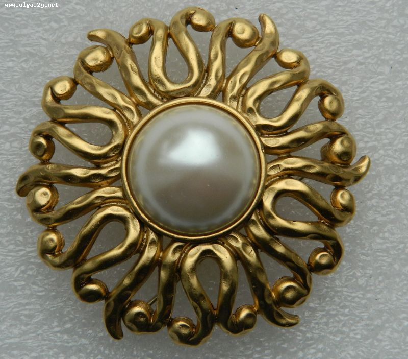 Alfred Sung , Sun,  big Brooch , gold tone  with Perl