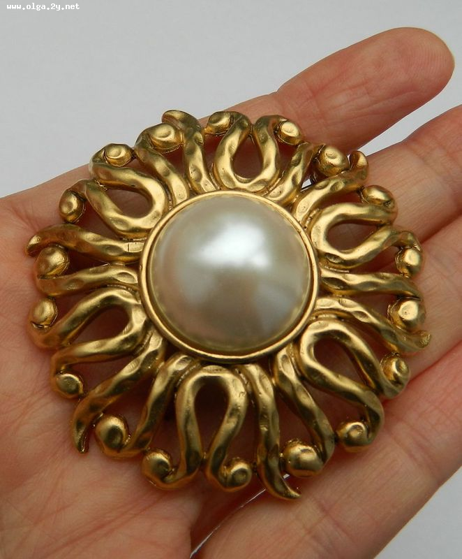 Alfred Sung , Sun,  big Brooch , gold tone  with Perl