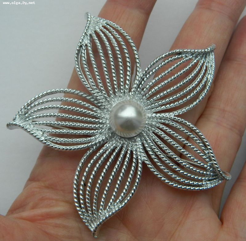Sarah Coventry, Brooch, Silver Tone, Flower with Pearl Centre