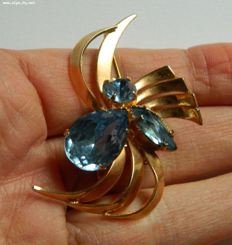 Beautiful VintageBrooch, Gold Tone with Three Blues Cristals