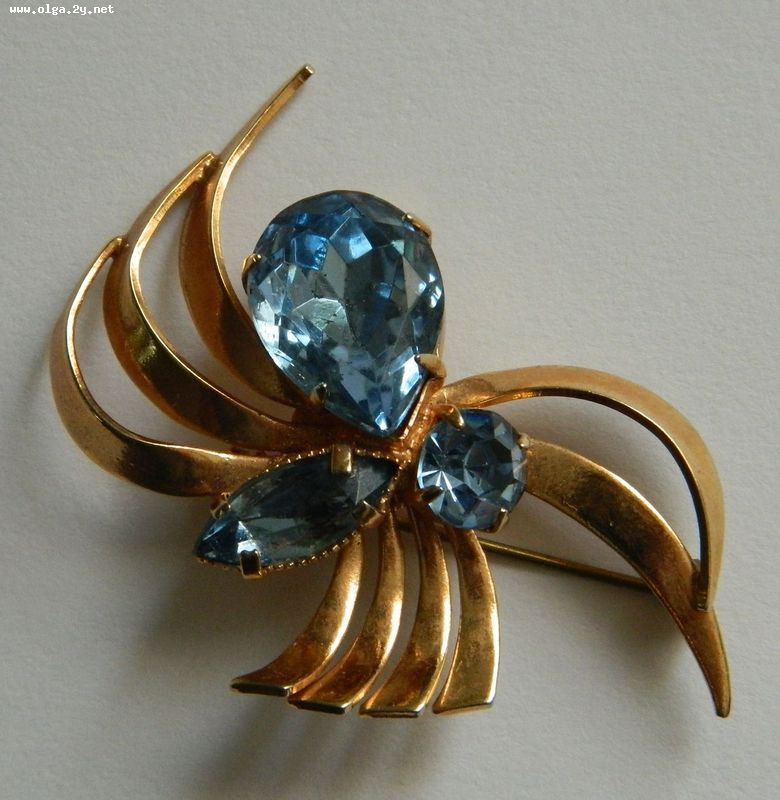 Beautiful VintageBrooch, Gold Tone with Three Blues Cristals