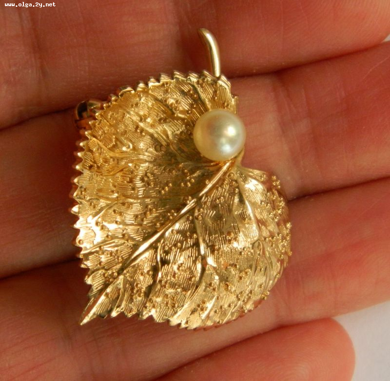 Gerry's Vintage Gold Toned Brooch with a Pearl