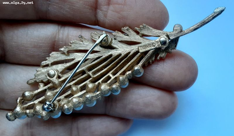 Vintage Trifari Gold Toned Brooch with Fuax  Pearl Rhinestone