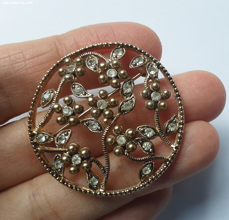 Monet Round Shape Brooch Flowers and Leavs with Rhinestones