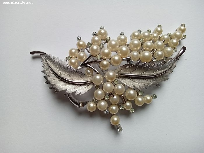 Trifari Big Vintage  Brooch with Perls, RhinestonsSilver Lefs