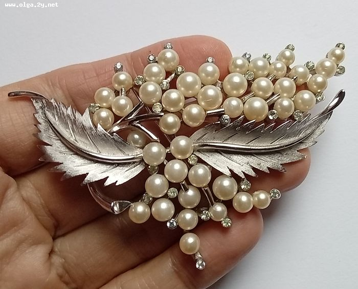 Trifari Big Vintage  Brooch with Perls, RhinestonsSilver Lefs