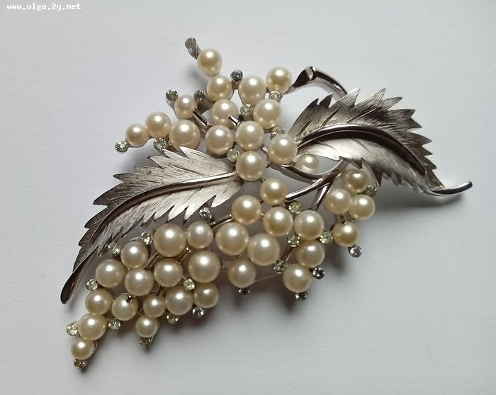 Trifari Big Vintage  Brooch with Perls, RhinestonsSilver Lefs